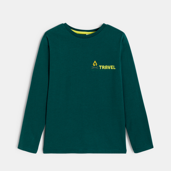 تي شيرت باللون الأخضر ومُزيَّن برسمة، للفتيان